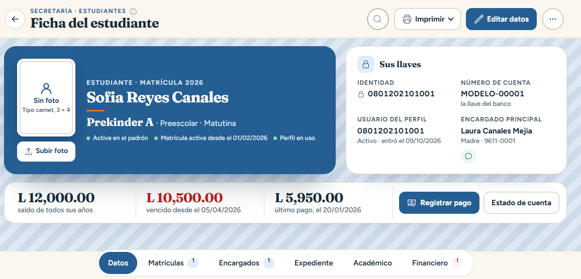 Ficha del estudiante con sus pestañas de datos, matrículas, encargados, expediente, académico y financiero